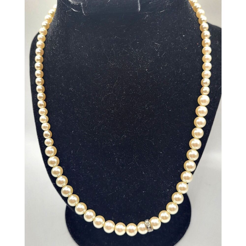 Vintage Hollywood Glam Graduated Imitation Pearl Necklace 20in